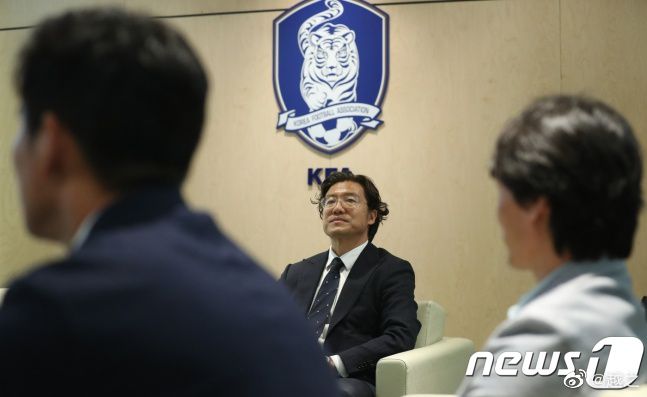 巴萨方面认为，莱万不应该沉迷于他一两年前所做的事情，而应该适应新的现实。